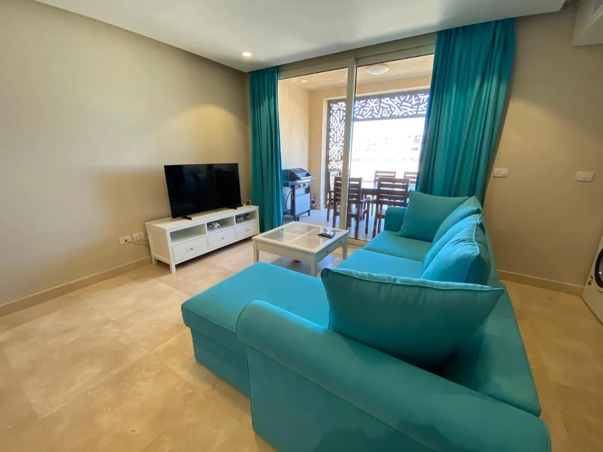 Image 5 of Modern apartment with great Pool & Beach access