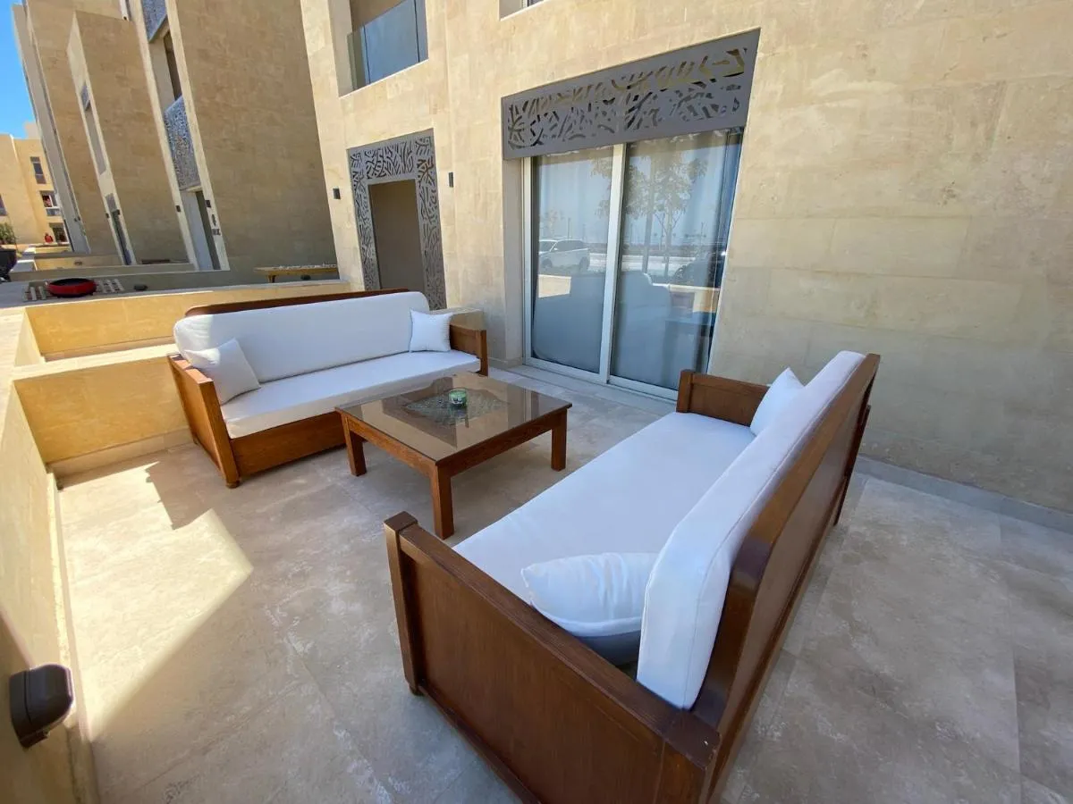 Image 2 of Modern apartment with great Pool & Beach access