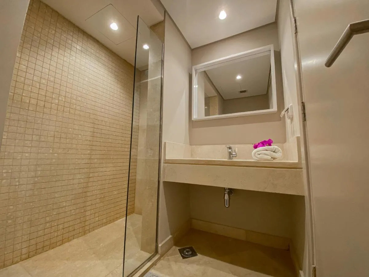 Image 2 of Modern apartment with large pool & beach access