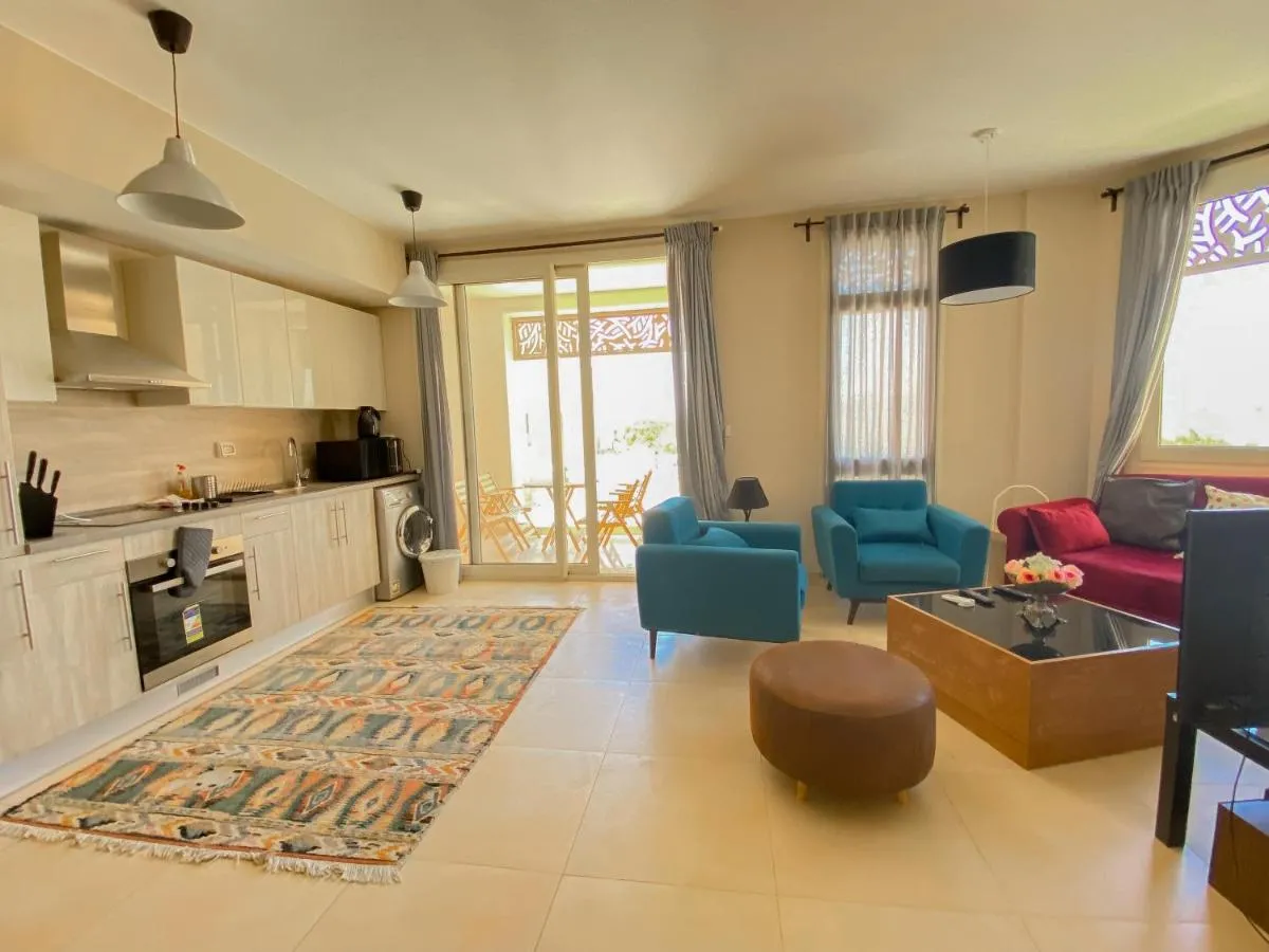 Image 4 of Modern apartment with large pool & beach access