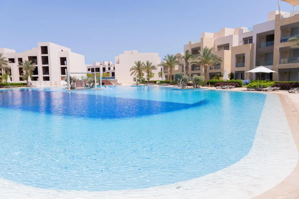 Image 3 of Modern apartment with large pool & beach access