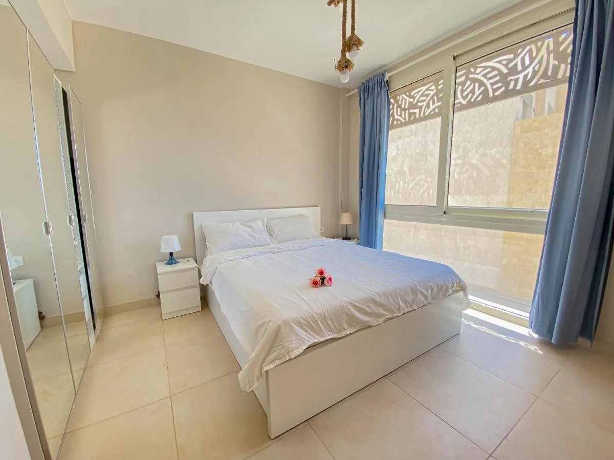 Image 1 of Modern apartment with large pool & beach access