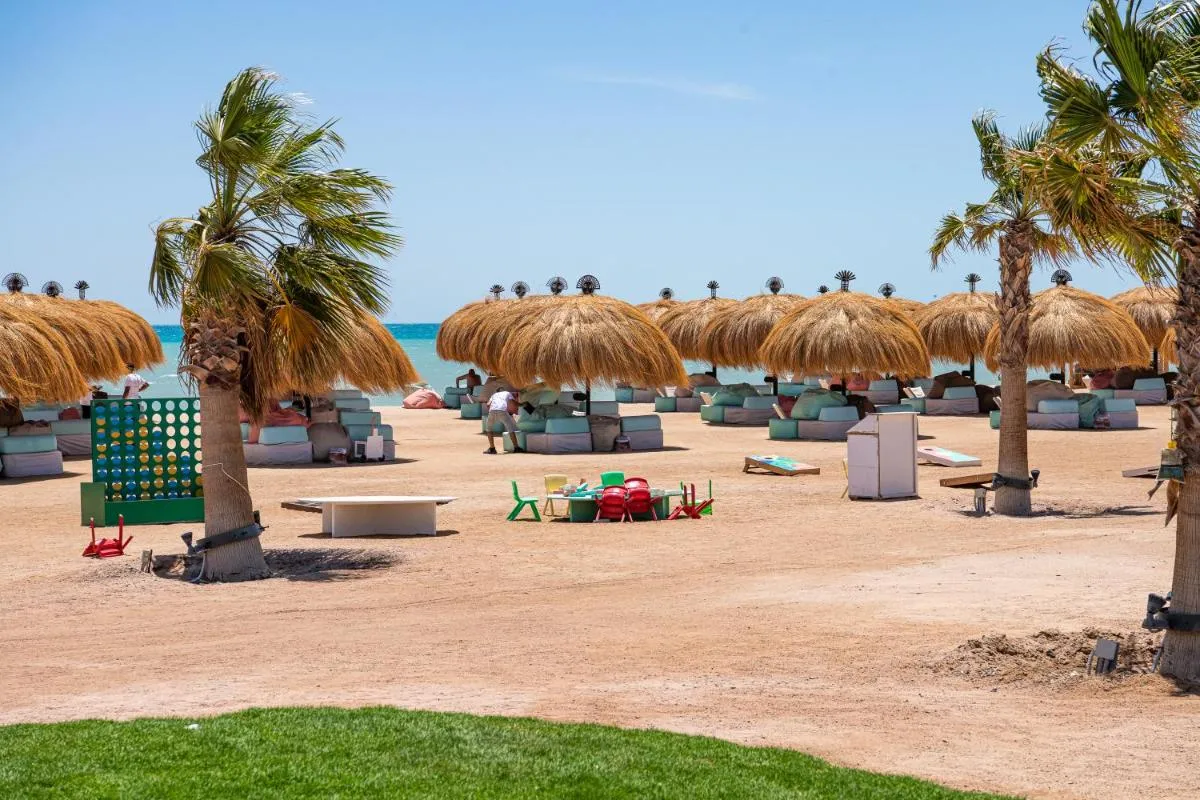 Image 6 of Modern apartment with large pool & beach access