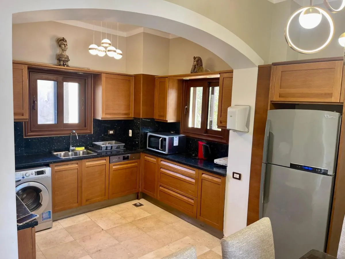 Image 4 of Y 140 wast golf heated private pool