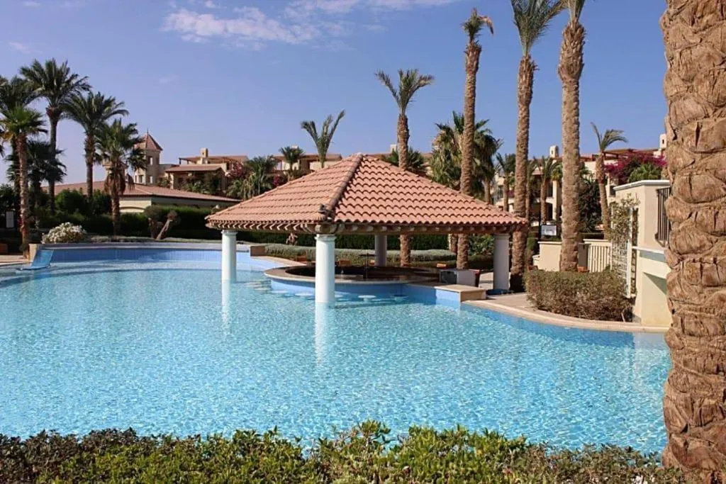 Image 1 of وحده فندقية باطلالة على حمام السباحة فى فيرندا سهل حشيش ريزورت