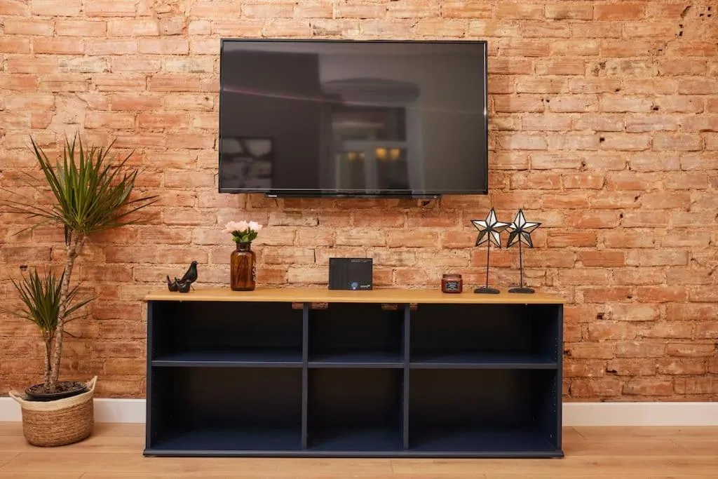 Image 3 of Charming 2BR AC in Center