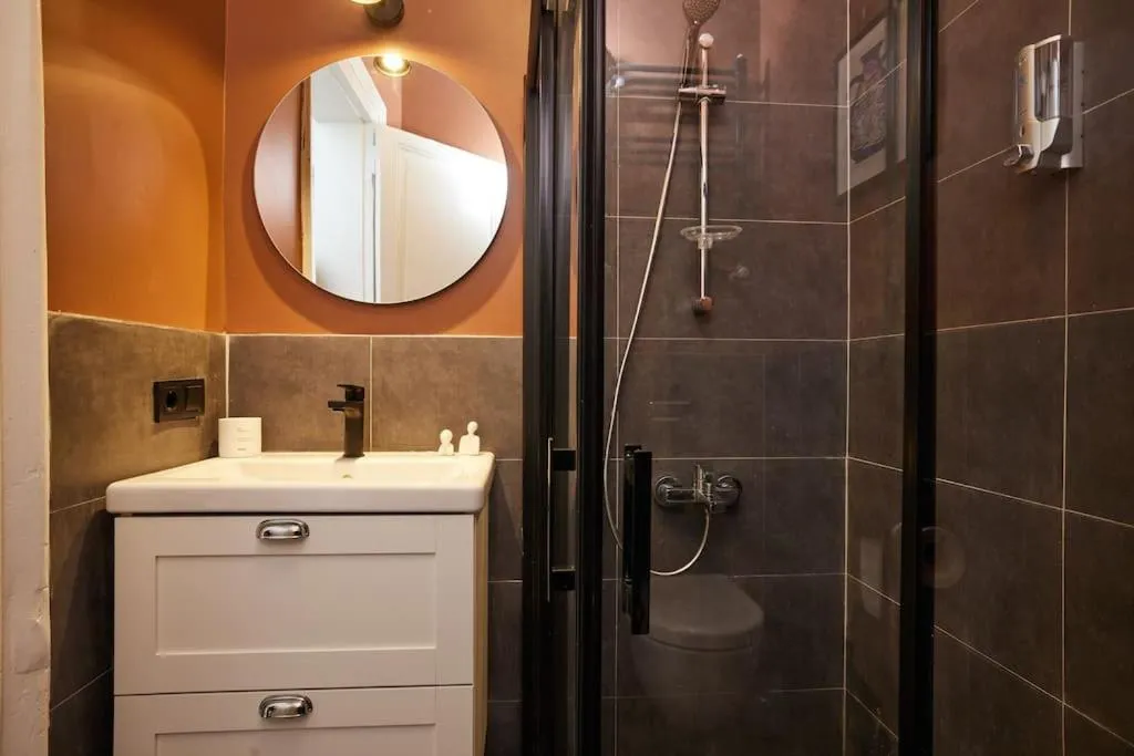 Image 6 of Charming 2BR AC in Center