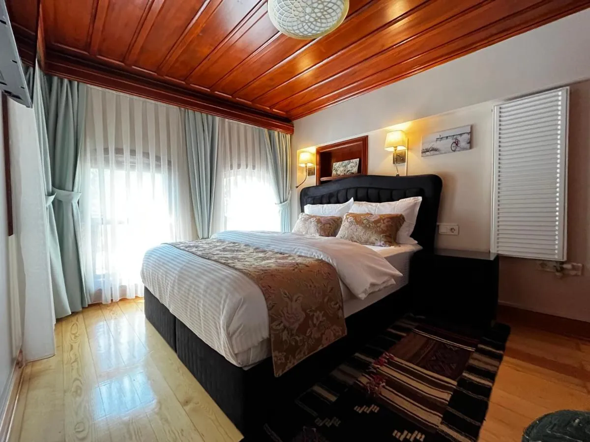 Image 3 of Lily Mansion