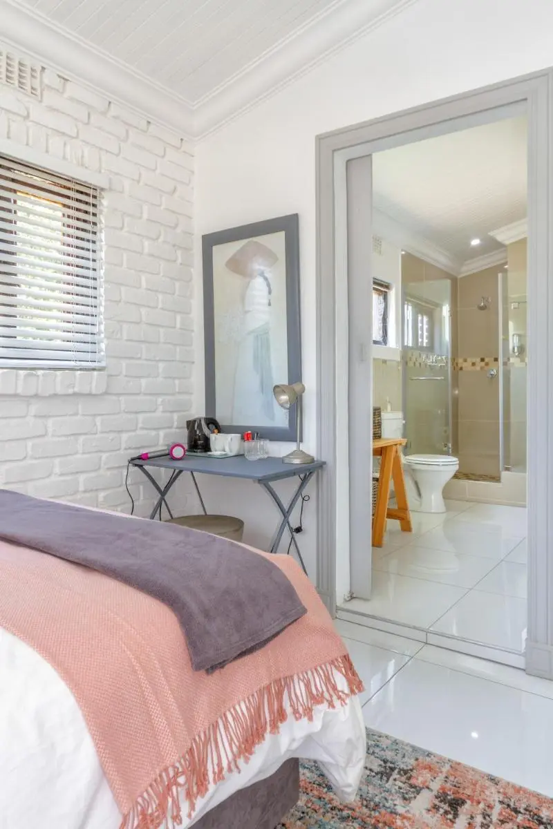 Image 3 of 25 On Chrisoliet