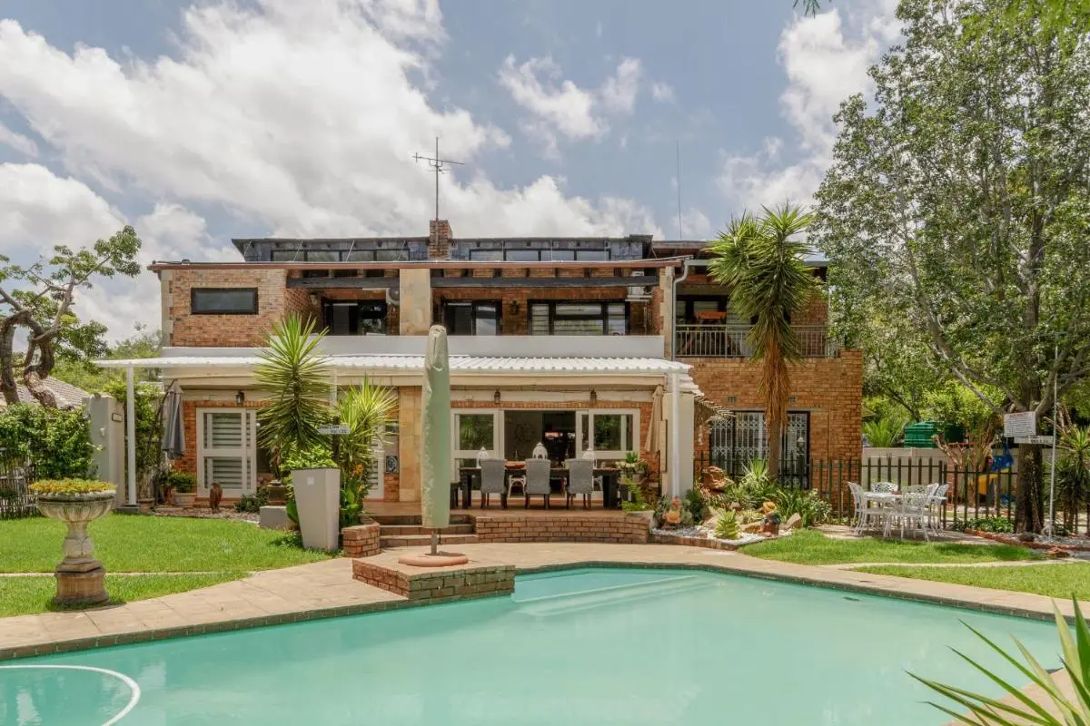 Image 2 of 25 On Chrisoliet