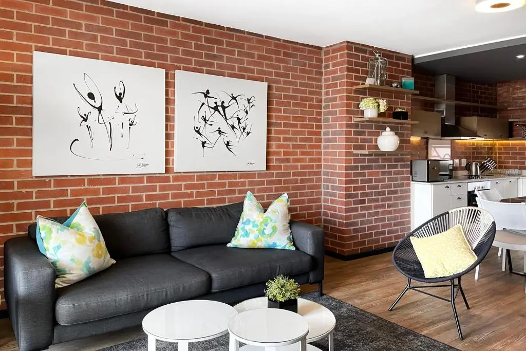 Image of 2 on 7th, The Vantage