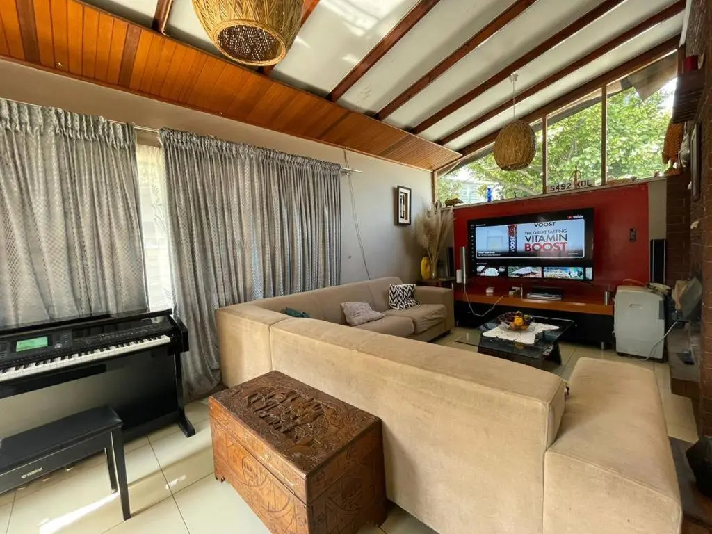 Image 4 of 3-Bedroom Oasis with Pool