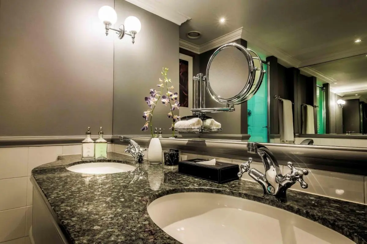 Image 2 of 54 on Bath, Johannesburg Rosebank