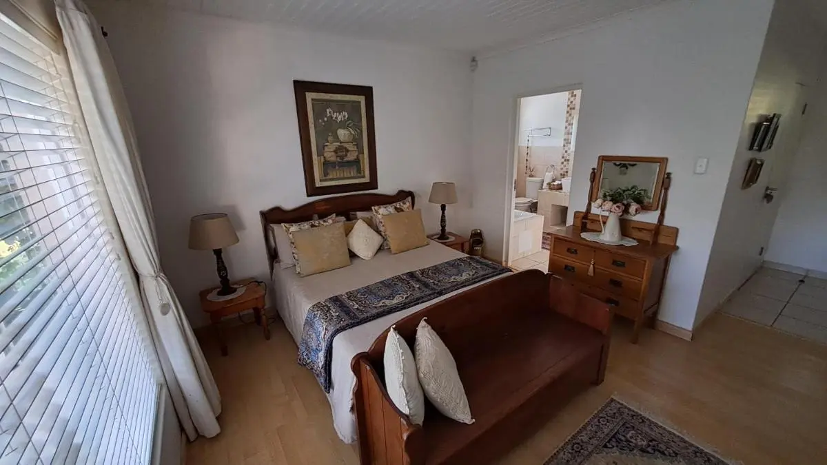 Image 6 of 6 Olives on Third