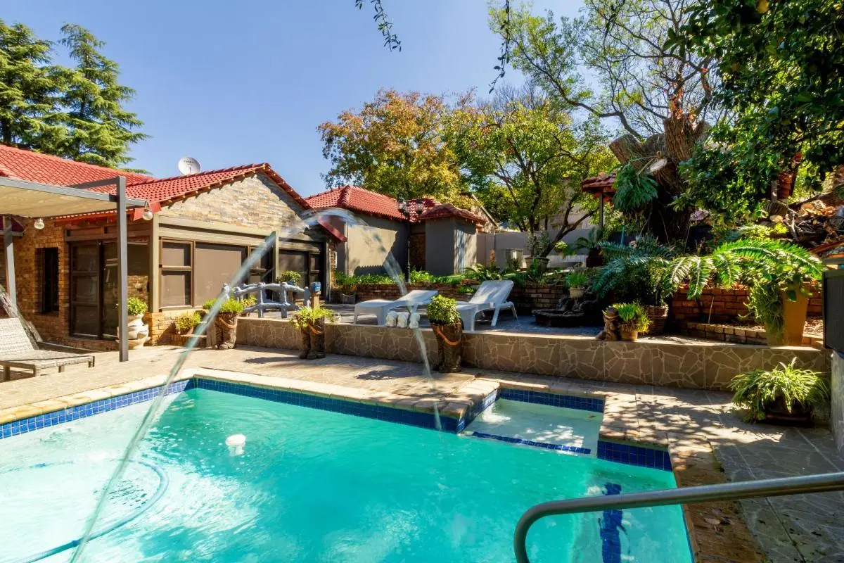 Image 2 of Cheerful Cottage