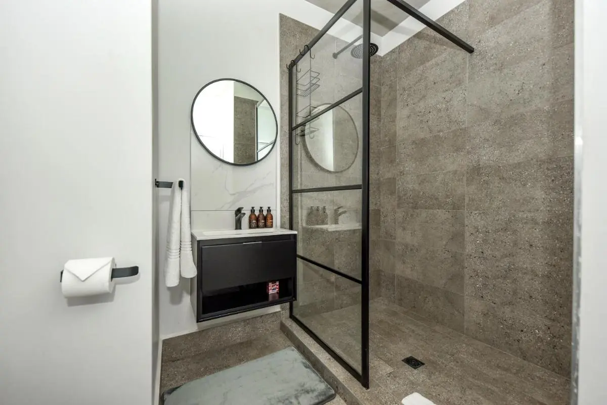 Image 2 of Cozy Hyde Park House Apartments