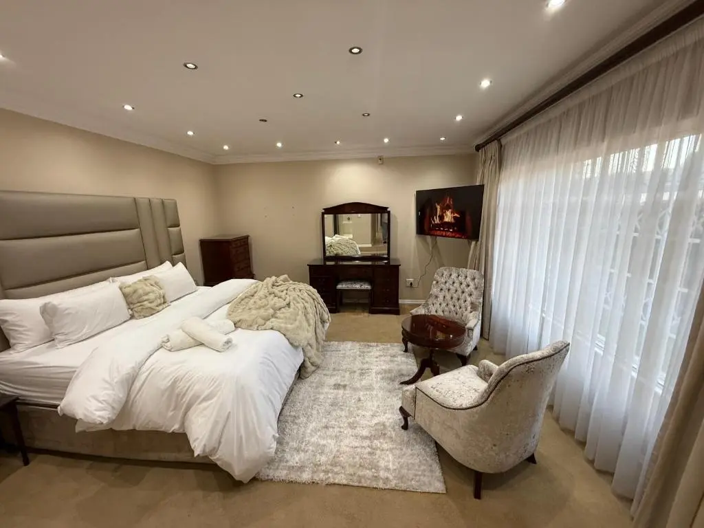 Image of Elegant 5BR House with Pool, Gourmet Kitchen and Reliable Generator