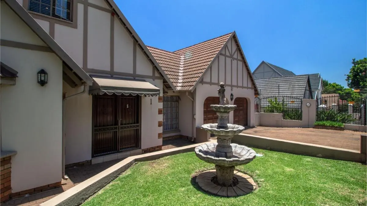 Image 6 of Elegant 5BR House with Pool, Gourmet Kitchen and Reliable Generator