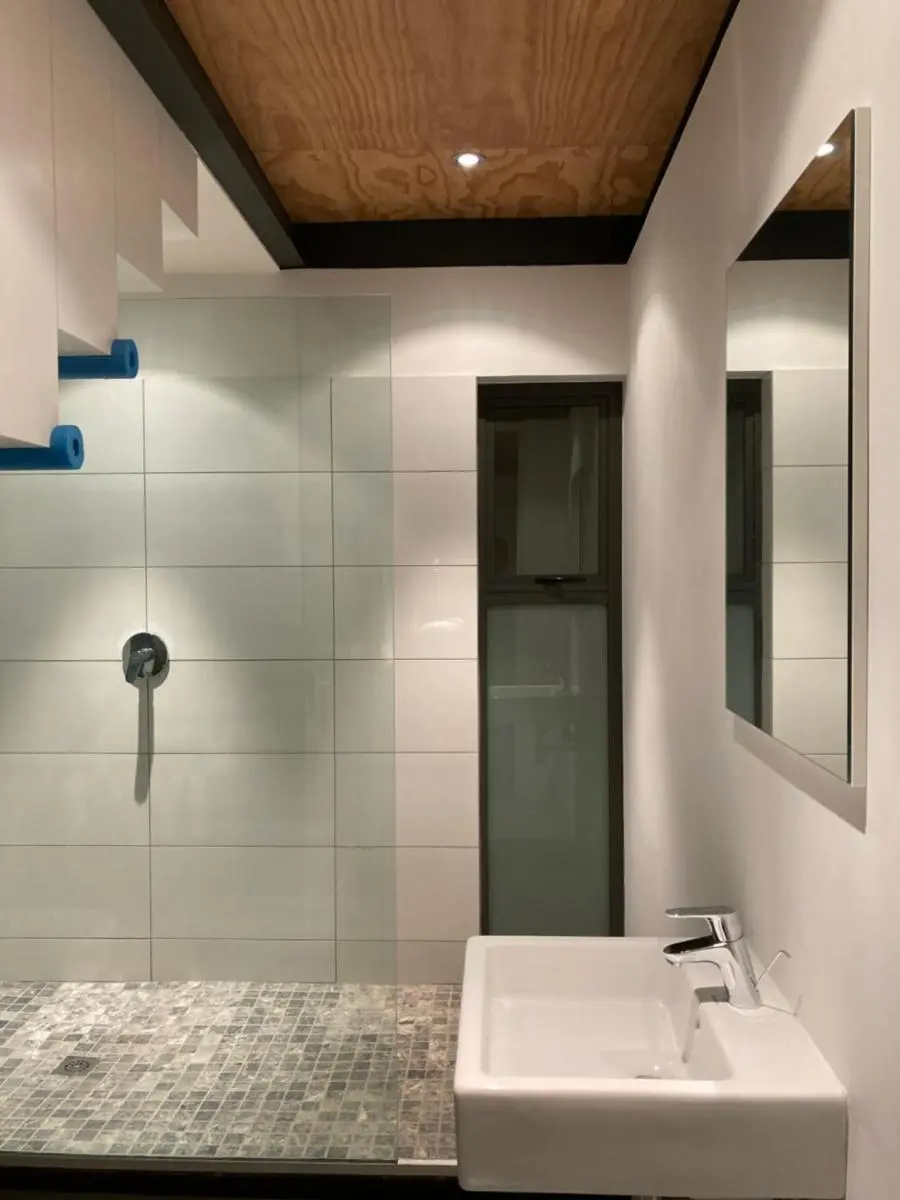 Image 2 of Guest House at 118 by PWM Architects