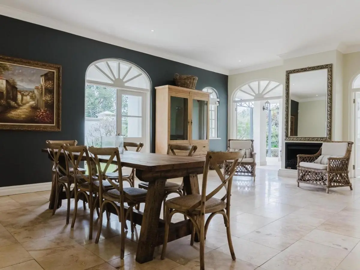 Image 4 of Hyde Park Retreat