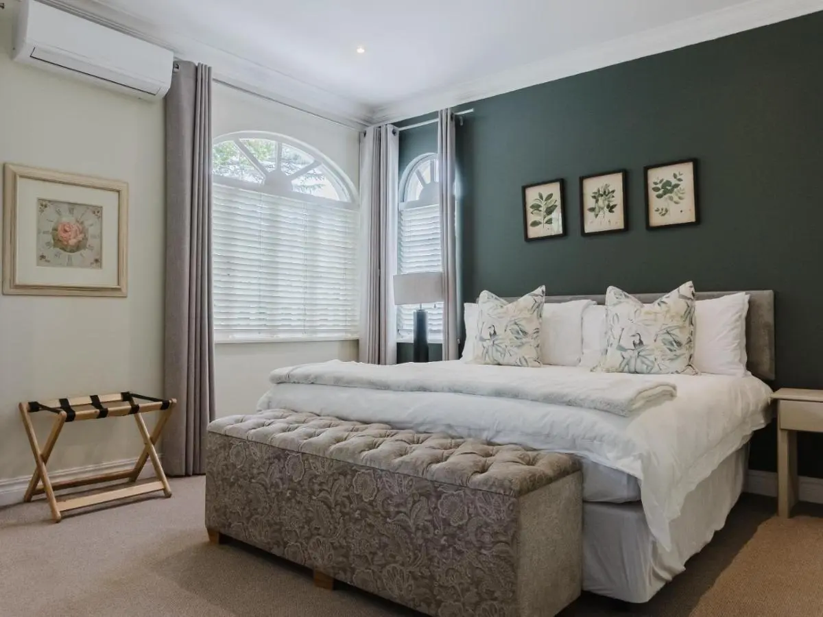 Image 1 of Hyde Park Retreat