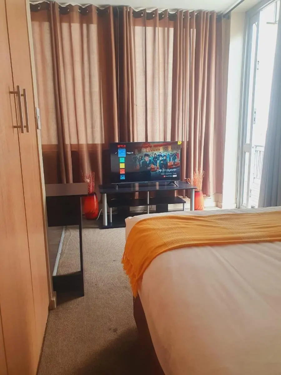 Image 4 of Isibaya House