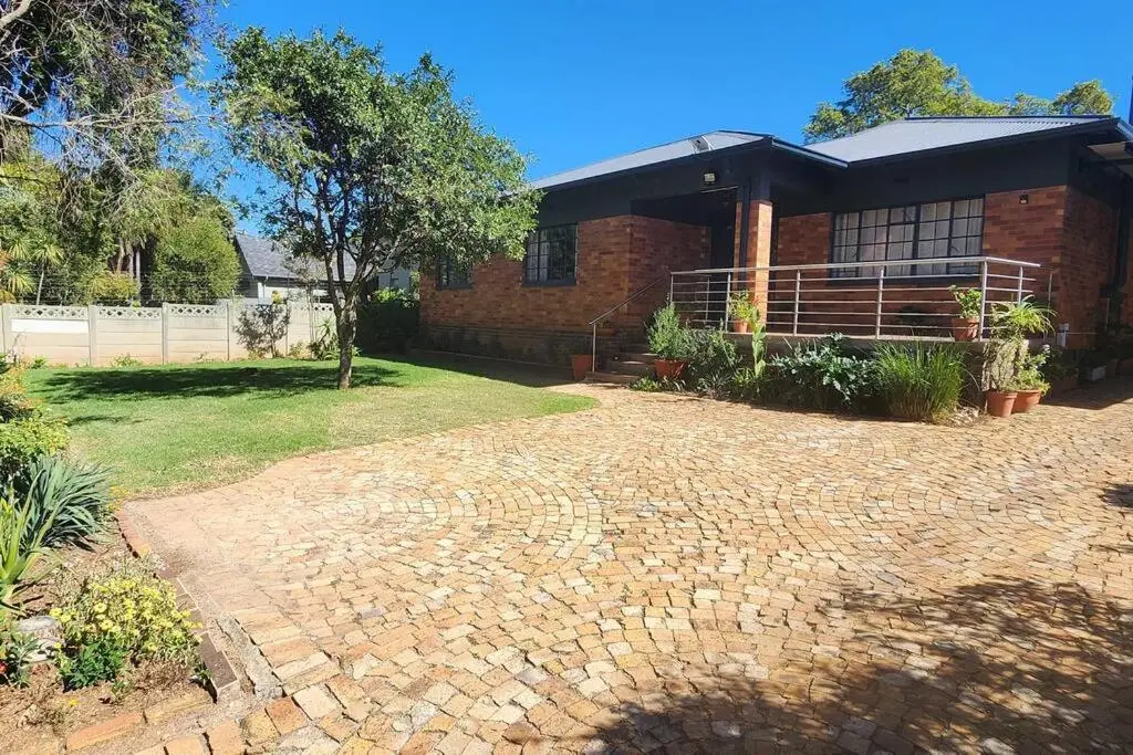 Image 6 of Leafy home in the heart of Linden with Pool