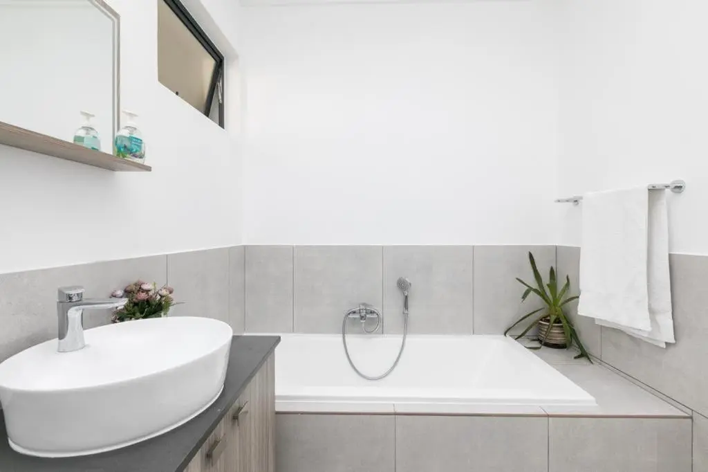 Image 2 of Lillys Point with back up power