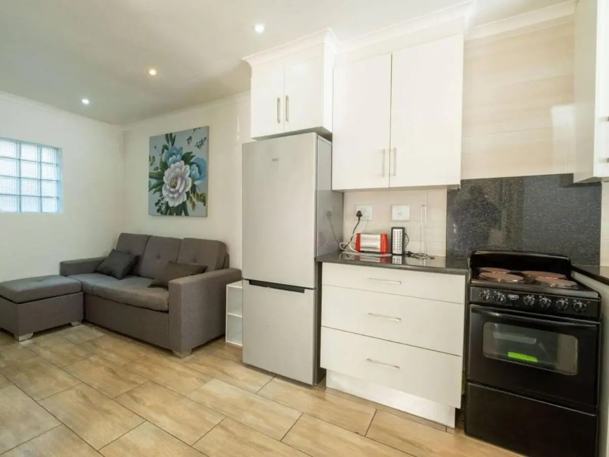 Image 4 of Lovely Balcony Unit Parktown North