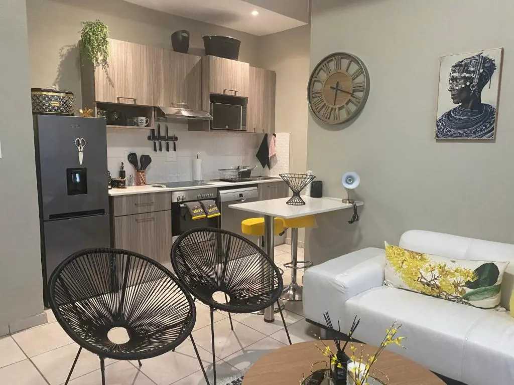 Image of Lovely Rosebank 1-bedroom condo with pool & cinema