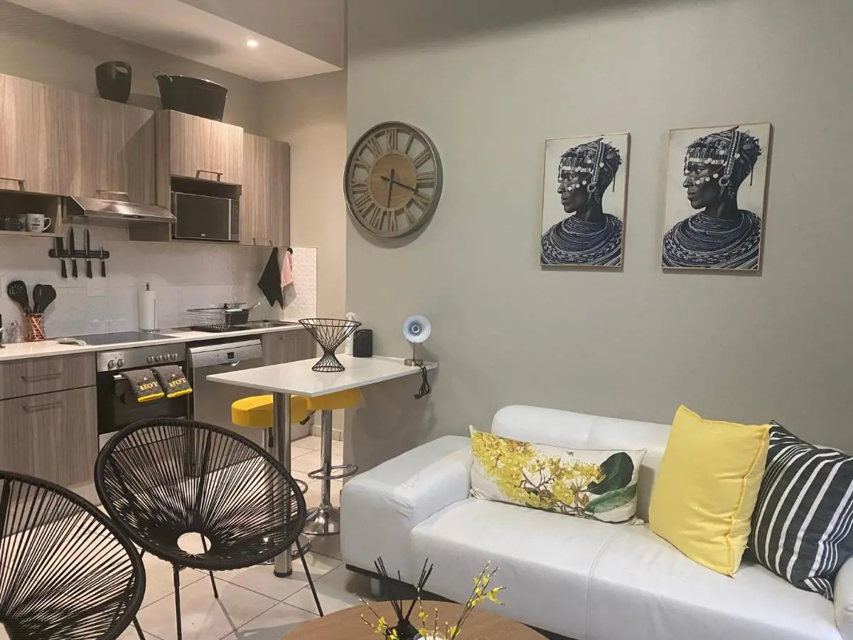 Image 4 of Lovely Rosebank 1-bedroom condo with pool & cinema