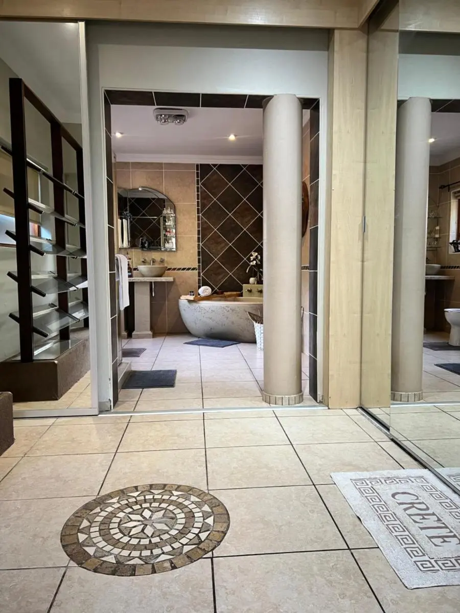 Image 2 of Map’s View Private Suite