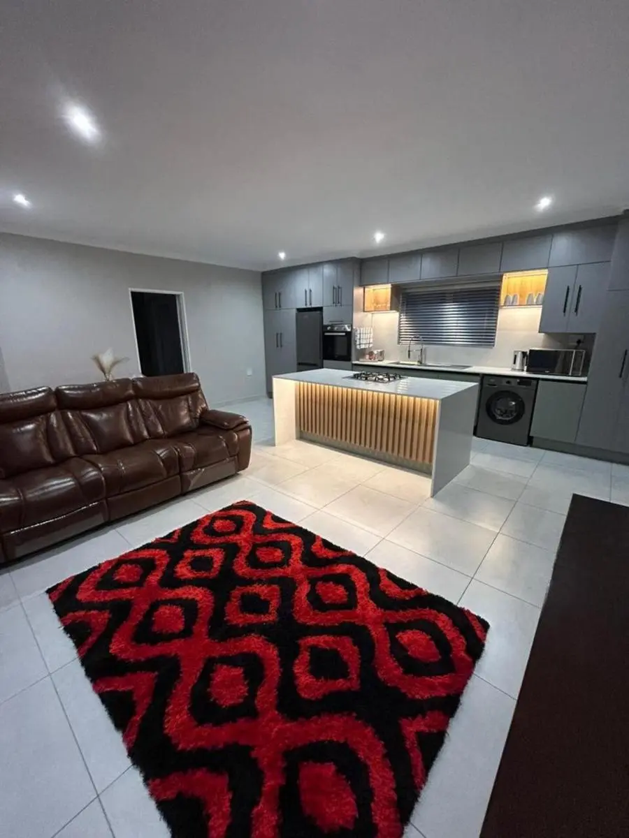 Image 3 of Modern Sleek & Private