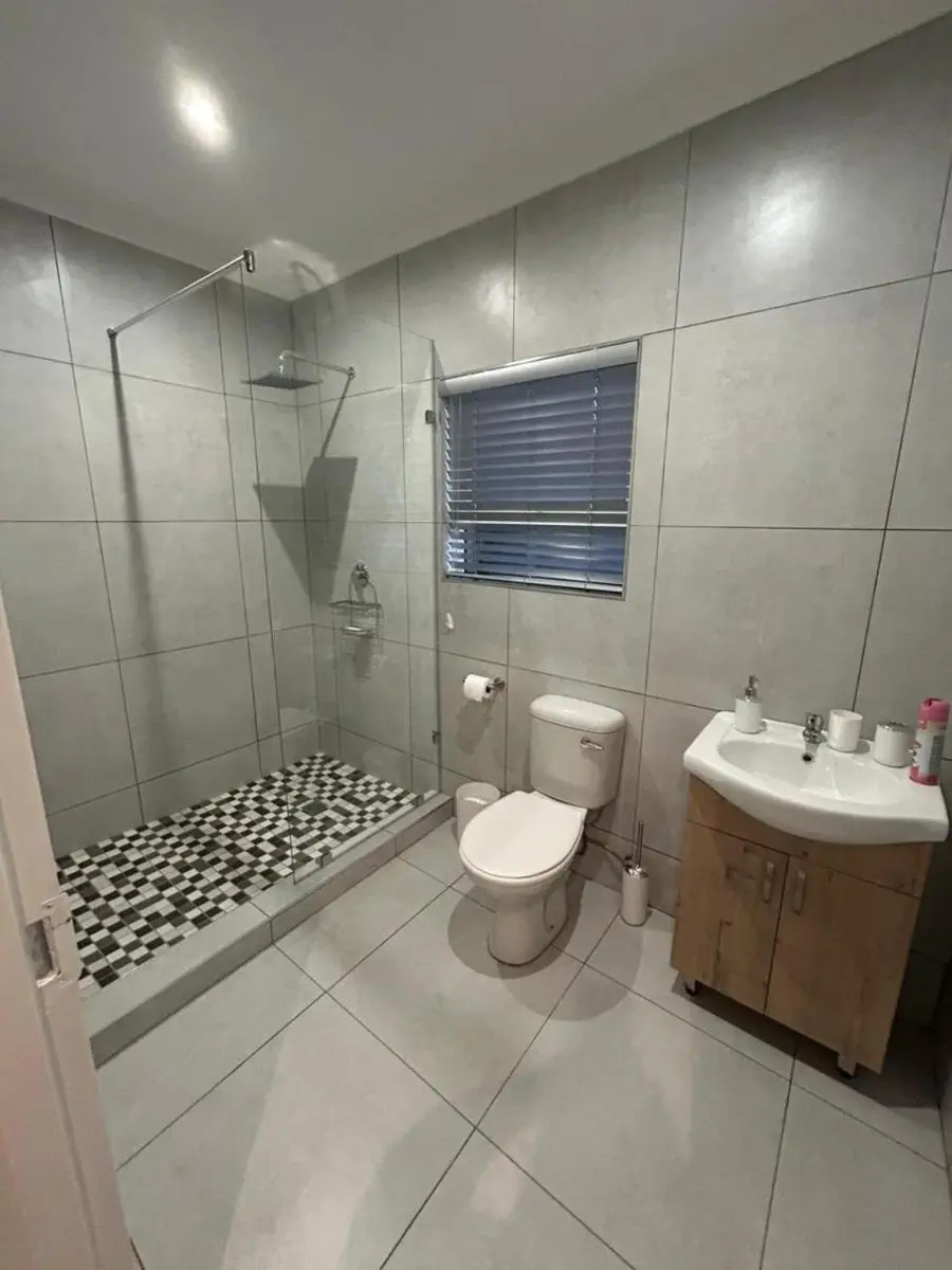 Image 4 of Modern Sleek & Private