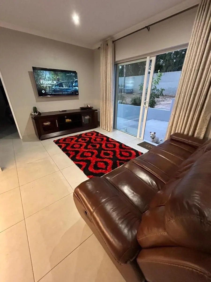 Image 5 of Modern Sleek & Private