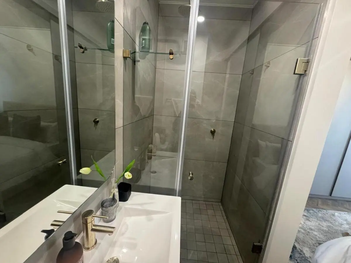 Image 6 of One Rosebank 1 Bed Apartment