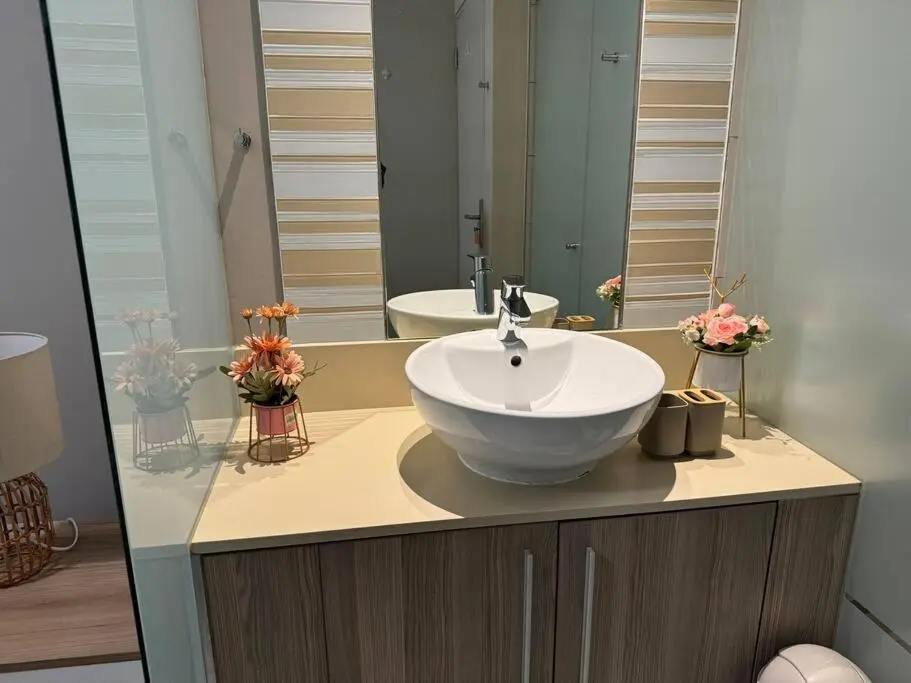 Image 2 of Peaceful Rosebank Gem!