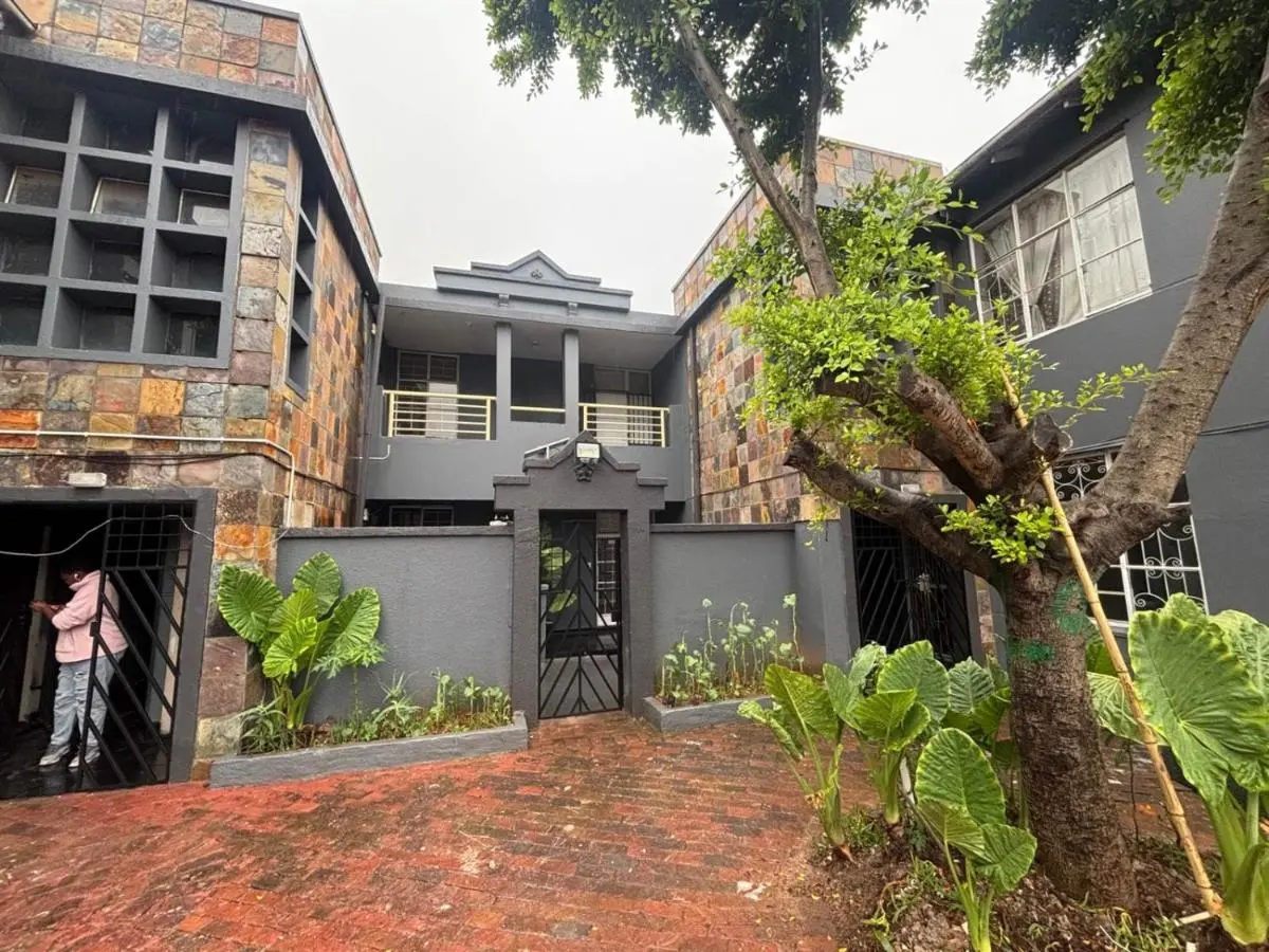 Image 1 of Scenic 2-Bedroom Apartment – Upper Houghton – Fast Wi-Fi & Washer