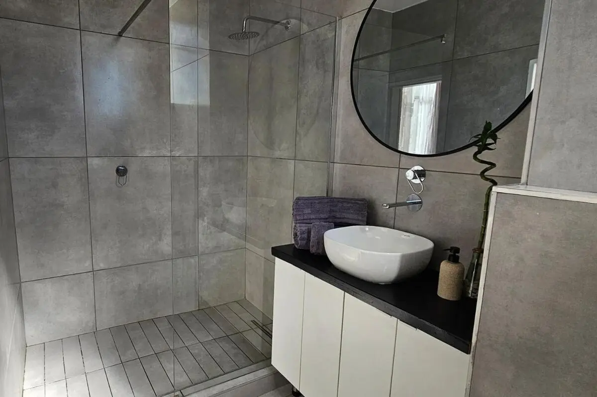 Image 2 of Stay On Oxford