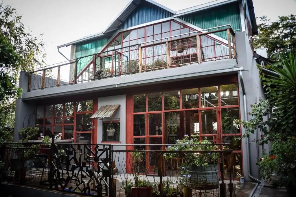 Image of (Sub)urban retreat