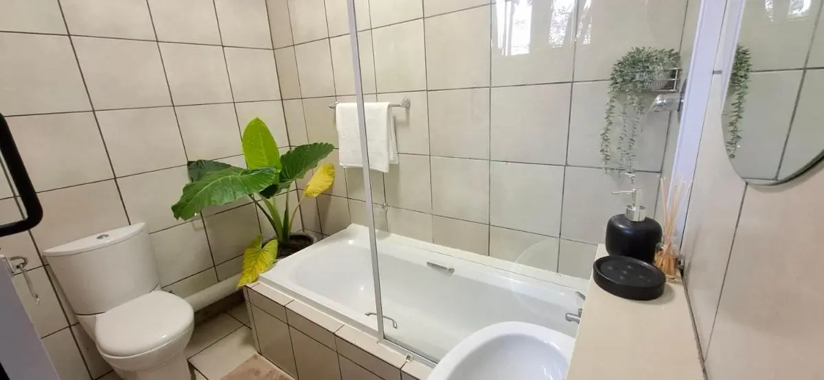 Image 2 of Tranquil flatlet with Full Kitchen & Pool Access