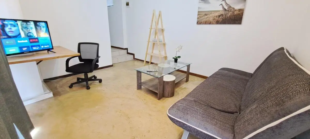 Image 5 of Tranquil flatlet with Full Kitchen & Pool Access