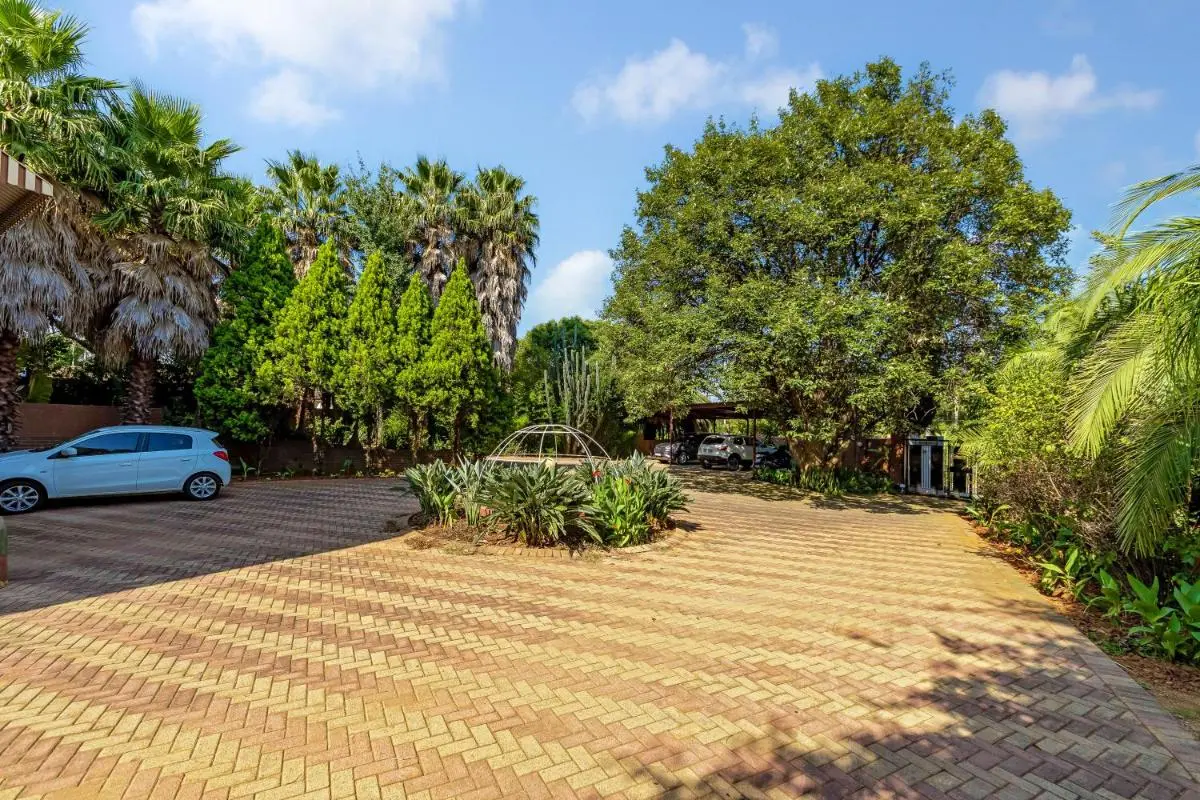 Image 6 of Tranquil flatlet with Full Kitchen & Pool Access