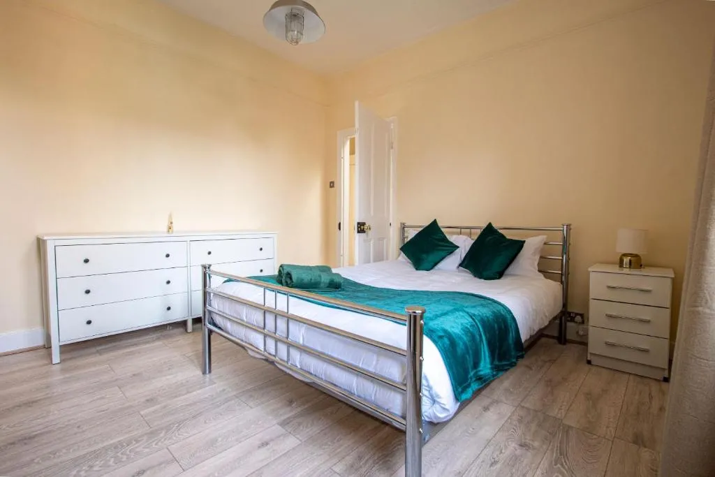 10 minutes to Kings Cross, Spacious 4 bedroom home with Garden
