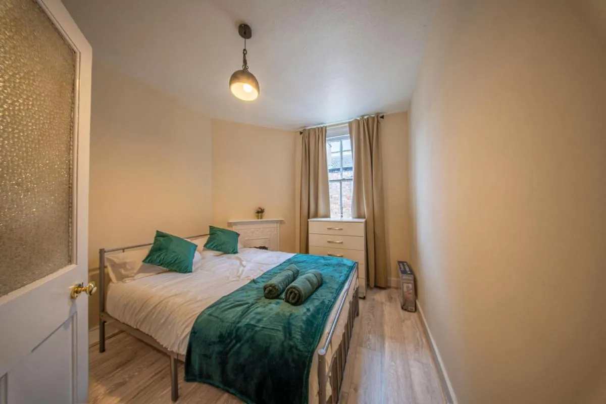 Image 2 of 10 minutes to Kings Cross, Spacious 4 bedroom home with Garden