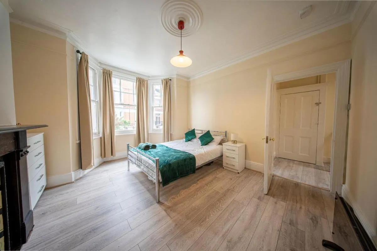Image 3 of 10 minutes to Kings Cross, Spacious 4 bedroom home with Garden