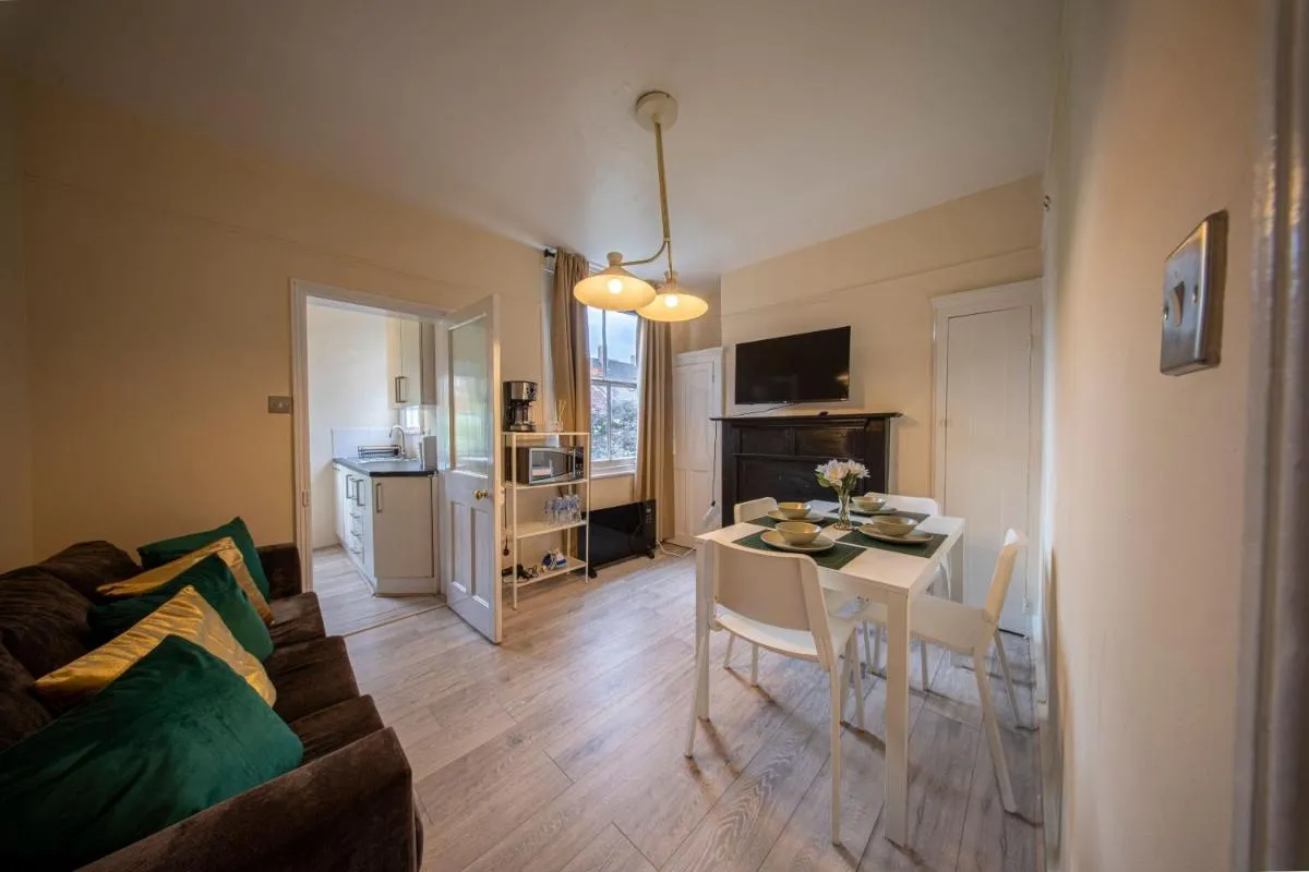 Image 5 of 10 minutes to Kings Cross, Spacious 4 bedroom home with Garden