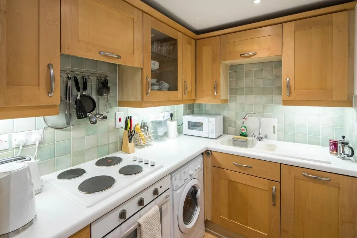 Image 3 of 1BD Modern City Oasis: Near London Attractions