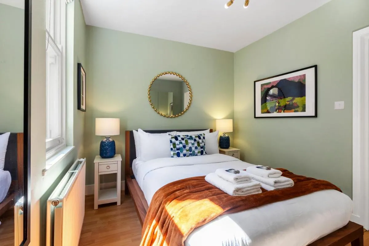 Image 2 of 1BR Gem in Hoxton Shoreditch Zone 1 with Workspace plus 1GB Wi-Fi