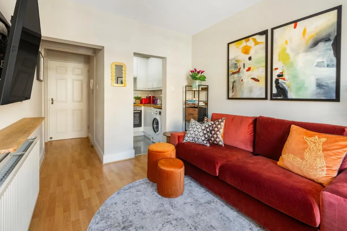 Image 4 of 1BR Gem in Hoxton Shoreditch Zone 1 with Workspace plus 1GB Wi-Fi